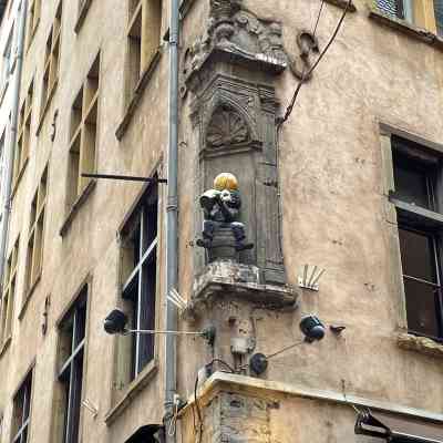 Photo de Statue enfant qui boit une chope