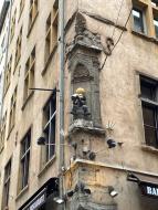 Statue enfant qui boit une chope