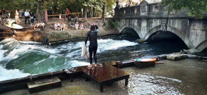 Vague de surfeurs 