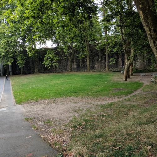 Jardin au milieu des remparts